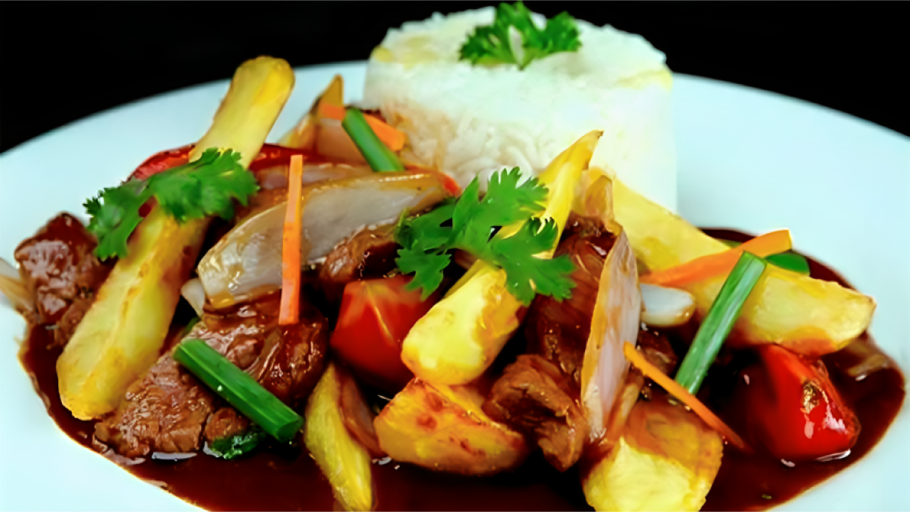 Lomo saltado con papas fritas y arroz blanco