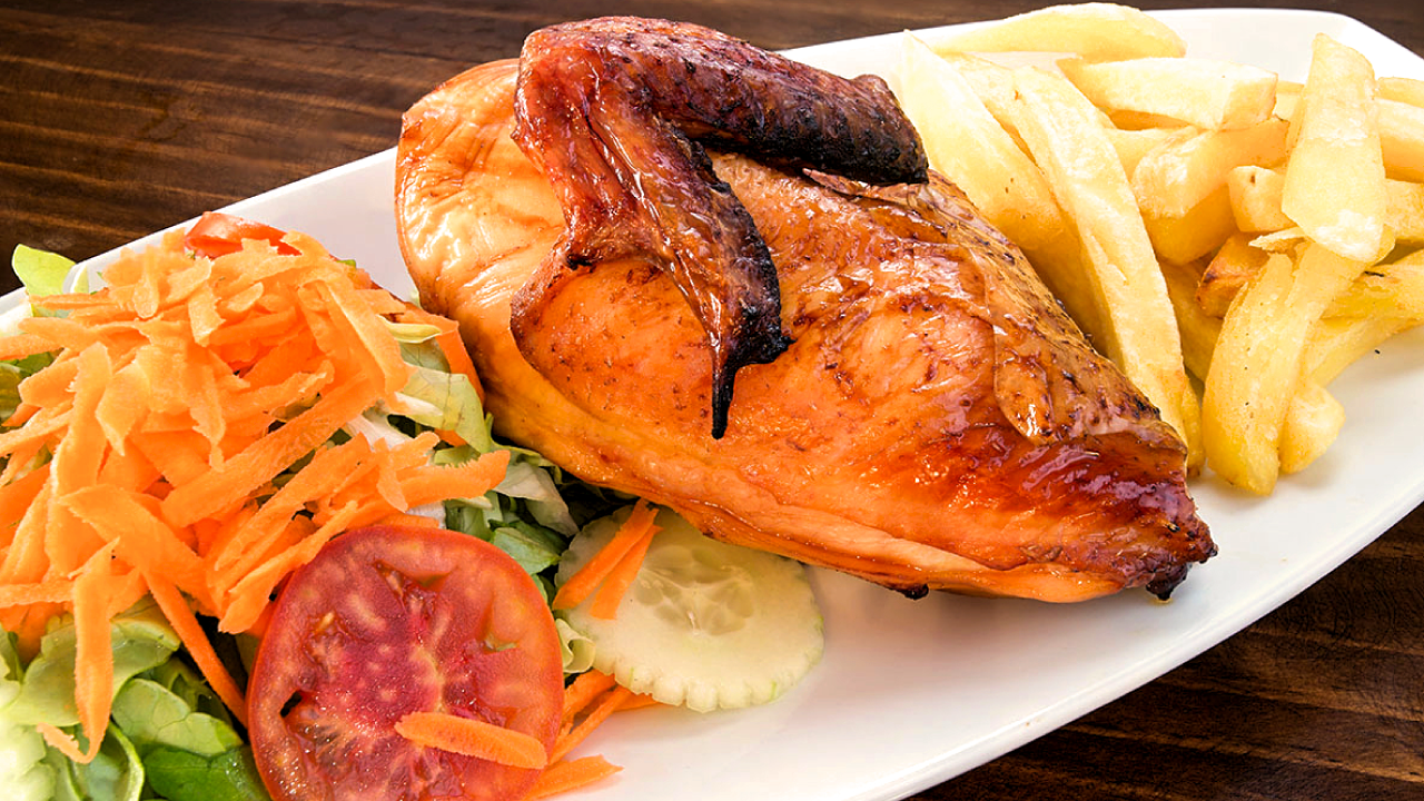 Pollo a la brasa con ensalada y papas fritas